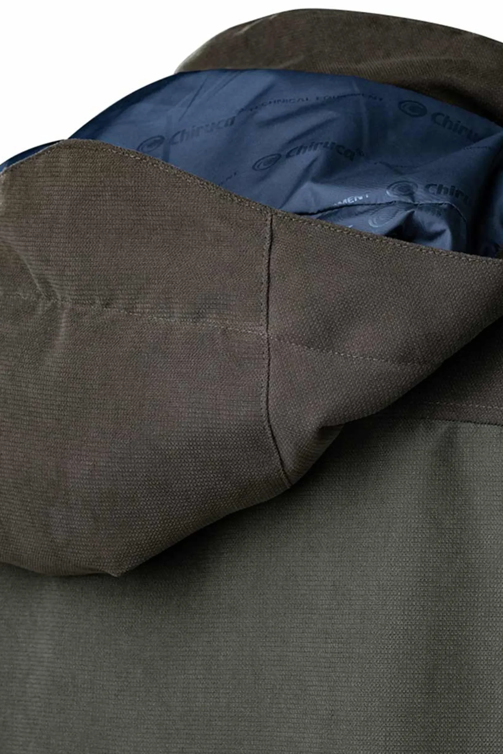 Casaco Chiruca Para Homem, Em Poliéster Respirável E Impermeável (chuva, Neve E Vento), Resistente Ao Rasgamento E Com Costuras Termosseladas. Capuz Retrátil E Amovível Com Viseira De Tempestade E Sistema De Duplo Ajuste Para Melhor Adaptabilidade E Movimento, Sem Prejudicar A Visão. Aba De Tempestade Central Interior Com Corta-vento E Proteção Do Queixo. Bolsos Inferiores E Bolso No Peito Com Fecho De Correr Impermeável. Ajustes Na Bainha Para Conseguir Uma Regulação Térmica Óptima E Evitar A Fuga De Calor Do Corpo E A Entrada De Ar Frio Do Exterior. Caraterísticas: Penetração De Água Ou Impermeabilidade (wp: 10.000) E Permeabilidade Ao Vapor De Água Ou Respirabilidade (mp: 30.000).
